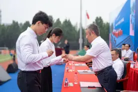 北航开学典礼 “航天员教授”桂海潮寄语新生图片