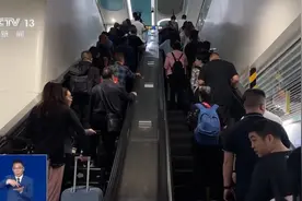 多地地铁电梯不再提倡“左行右立”，专家解读图片