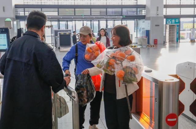 广西这座高铁站内，为啥众多旅客手拿树枝?