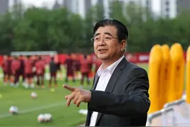 中国足协主席宋凯探班国足，鼓励球队踢沙特打出血性图片