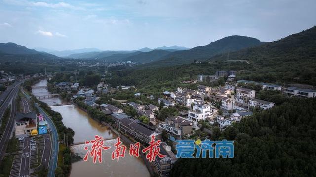 雨后门牙景区水位上涨，形成多处飞瀑景观
