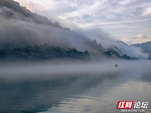【每日一图@湖南】未醒的天，轻纱般的雾，温柔了整条资兴小东江