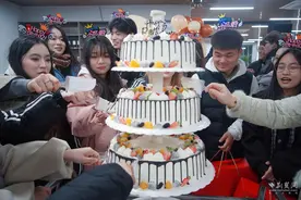 仪式感拉满！这所高校为学生举办集体生日会图片