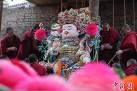 (新春走基层)青海塔尔寺绽放“百年梦境”酥油花 引四方民众朝佛观瞻图片