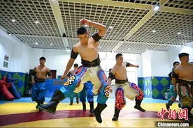 呼和浩特：高校学生学习搏克、射箭课程图片