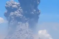 印尼一火山喷发，灰柱最高达18000米，伴有巨大轰鸣声，警戒级别提升至最高级图片