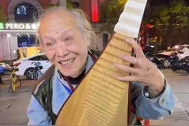 武汉吉庆街老人弹奏《十面埋伏》技惊四座，回应：算不上街头艺术家，还不知道自己火了图片