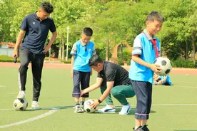 足球名宿助力潍坊校园足球！红狮主帅孙新波走进高密四所小学，普及足球知识带动校园足球发展图片