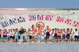 写祝福卡、送鲜花还有表演 融水镇城北小学教师节花样多图片