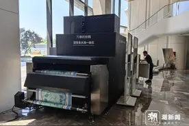 探访万事利AIGC大模型：2小时拿成品 人人都可成为丝巾设计师图片