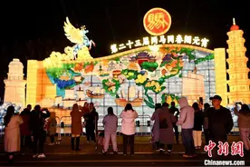 “两马同春闹元宵”亮灯迎客图片