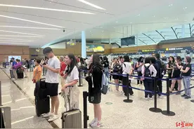 暑运首日探访成都航空口岸：出入境客流高峰将至！上半年269万余人次出入境，同比增长292%图片