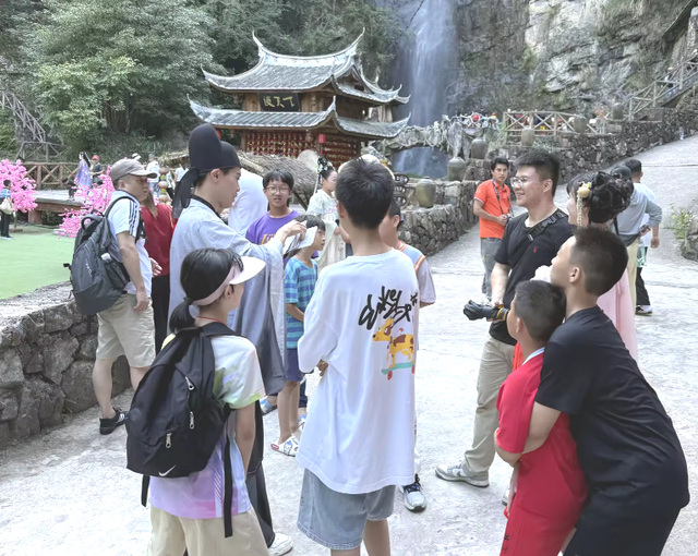 国庆爆火！福建侠天下刷屏，游客直呼：“这哪是景区？分明是武侠梦照进现实！