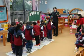 安全乘梯从娃娃抓起 电梯安全知识进幼儿园图片