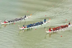 福建福州：晋安湖上赛龙舟图片