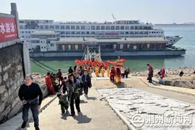 五星游轮“长江贰号”抵达荆州 预计每年为荆州新增2万余名游客图片