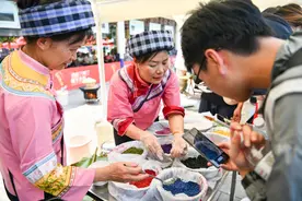 “蒸”出高低 传承文化|望谟蔗香“三月三”开展“五光食色”花米饭“蒸”霸赛图片