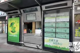 上海一公交站旁，老年人集体“蹲马步”？走近一看才发现...…图片