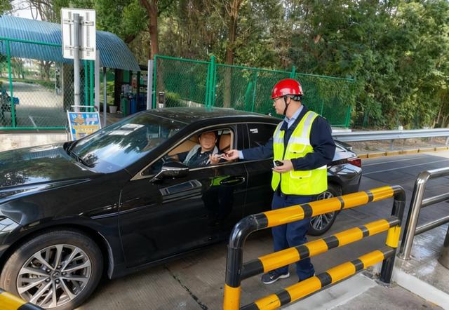 沪牌大军集体出动！这里堵车堵到猪肝红！出门导航1个半小时，实际开车4小时