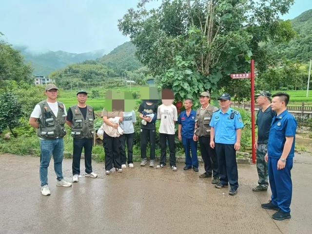 顺昌公安：登山遇困雨雾中 “警”急救援解危局