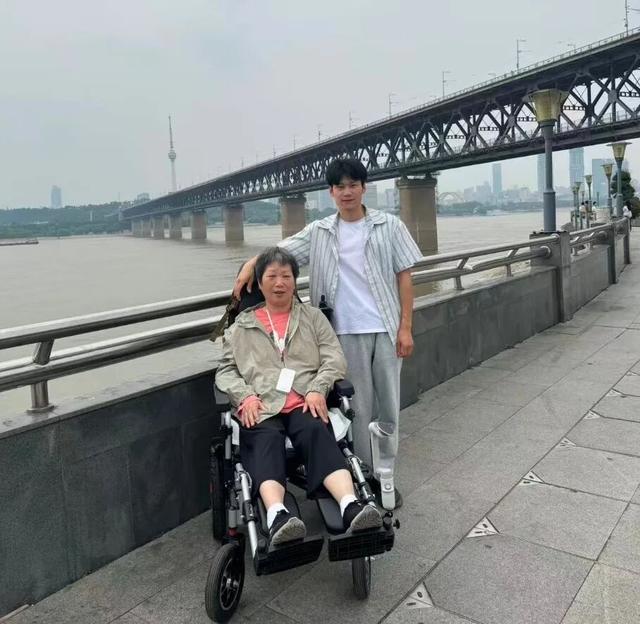 26岁小伙带偏瘫母亲房车旅行获百万点赞：不想让她只在家看天