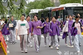 高考路上，考生逐梦家长温情相伴图片