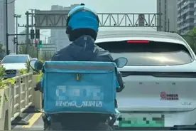 上海一小哥开价值50万黄牌摩托送外卖？车主回应图片