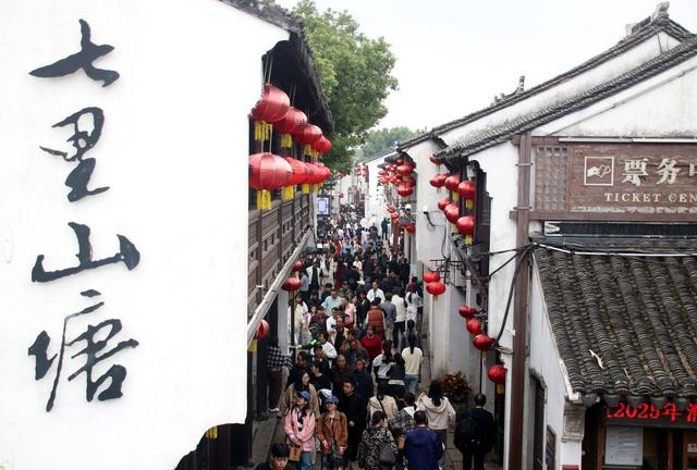 江苏苏州：古街周末人气旺