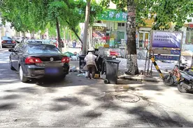 烟台民意通  10多个垃圾桶摆放路口 市民：污水横流，异味大 街道办事处：将通知相关部门处理图片