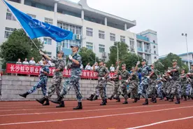 秣马厉兵致青春，长沙航院2023级新生接受军训检阅图片