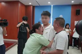 “妈妈没有带好你”，抱住失散31年的儿子，妈妈这句“道歉”令人心碎图片