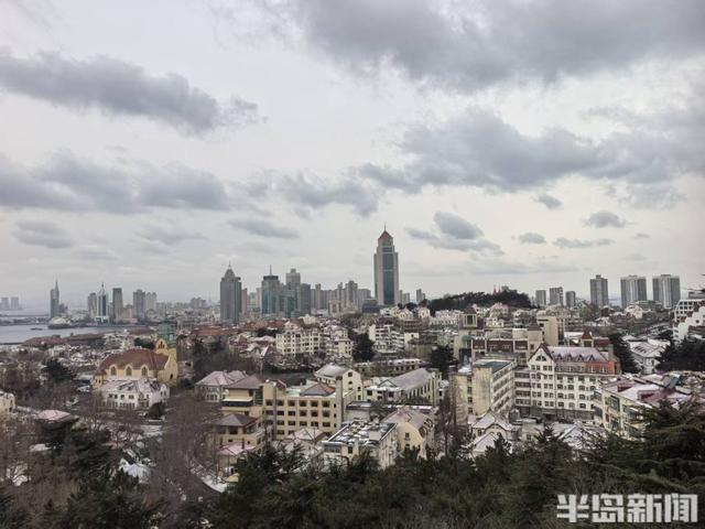 红瓦绿树，白雪皑皑