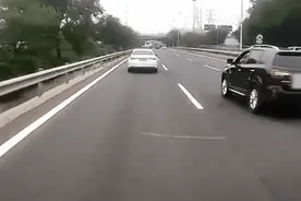 一司机多次别车、做出侮辱性手势，拘留！图片