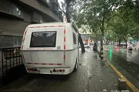 镇江北路人行道长年停放僵尸车 居民希望早点清走图片