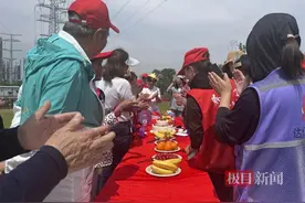 做游戏、制作水拓画，社区举办的户外生日会真热闹图片