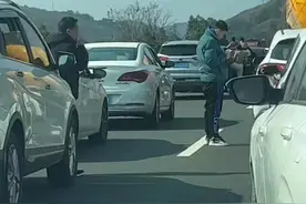 第一批春节返乡的人堵在路上了？各地高速迎来车流高峰，回家之旅有疲惫有互助有感动图片