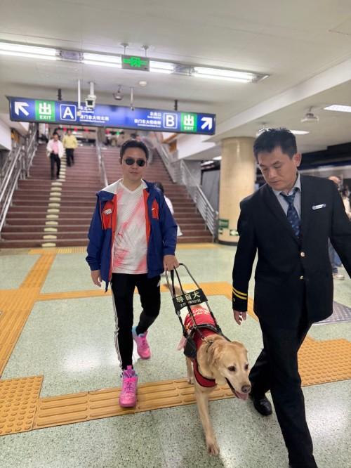 指尖触历史，感官“读”京城！视障朋友“沉浸式”逛中轴线，无障碍服务让文旅更有温度
