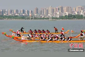 湖北省龙舟公开赛开赛：24支队伍南湖竞渡图片