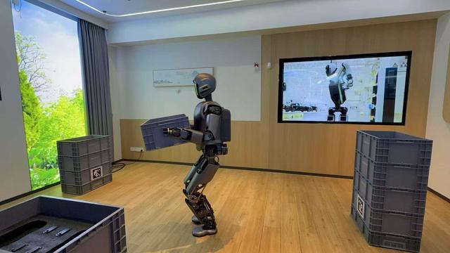“夸父”走秀、Walker进厂、越疆破纪录，深圳机器人到底有多忙？