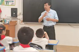这所小学的入队仪式有点暖，爸妈写下寄语，家长共话入队情怀图片