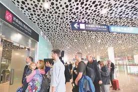深圳机场迎来首批过境免检旅客图片
