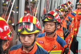 37人组成的中国云南救援医疗队抵达仰光图片