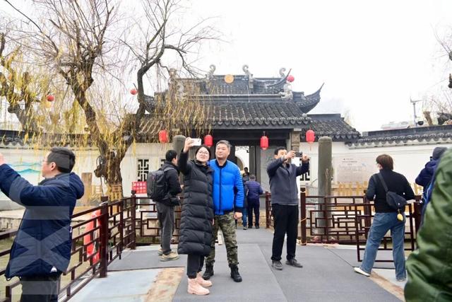 爆满！今天无锡这里排起长队