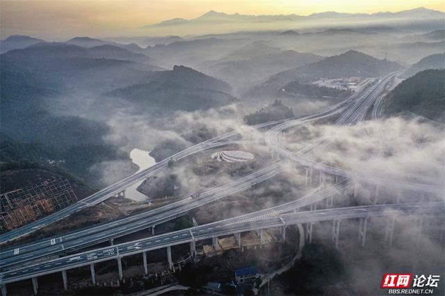 靖州冬日晨雾美成画卷，塔为珠，路为带，你确定不来看看？