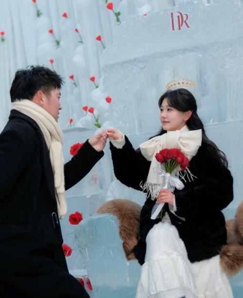 三顶价值百万的DR皇冠登陆长白山冰心岛，游客打卡体验“冰雪女王”