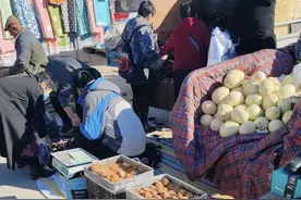 一男子早市买“老式”皮蛋，竟发现蛋里有“活物”图片
