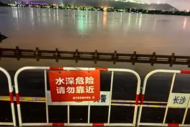 直击防汛一线丨洪峰将过境长沙！湘江“守夜人”劝退一波夜钓人群图片