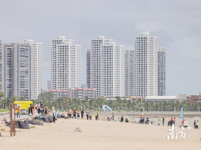 “桦加沙”过境后，珠海情侣路市民游客又多了起来｜一线直击