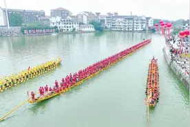 100.987米，可坐420名划手 益阳双桡龙舟创“最长龙舟”吉尼斯世界纪录图片