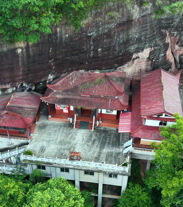 太震撼了！三明这处悬崖缝里竟然藏着座神秘寺庙